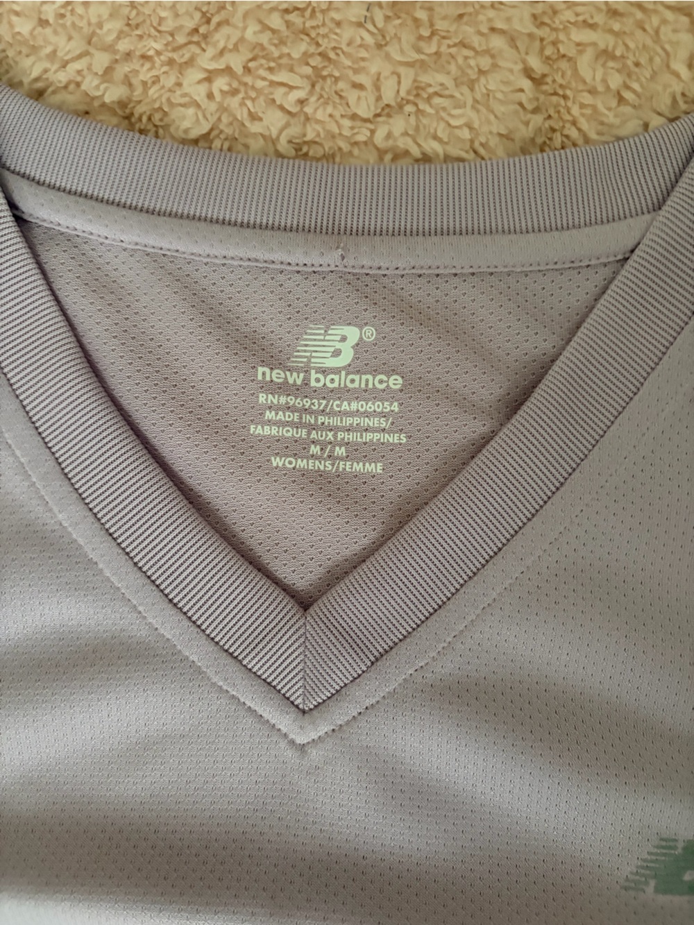 New Balance Lavender Gray Women's Athletic V-Neck Top Size Medium Like New - Picture 3 of 5